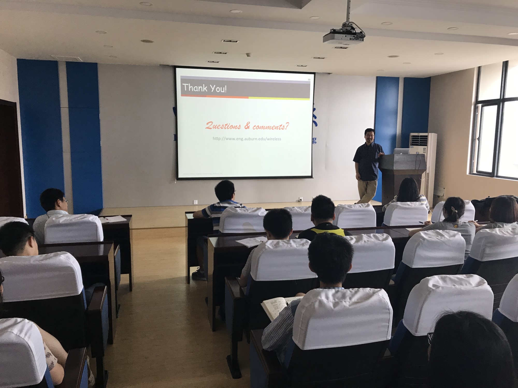 2. Mao教授报告后与师生交流 近_副本.jpg